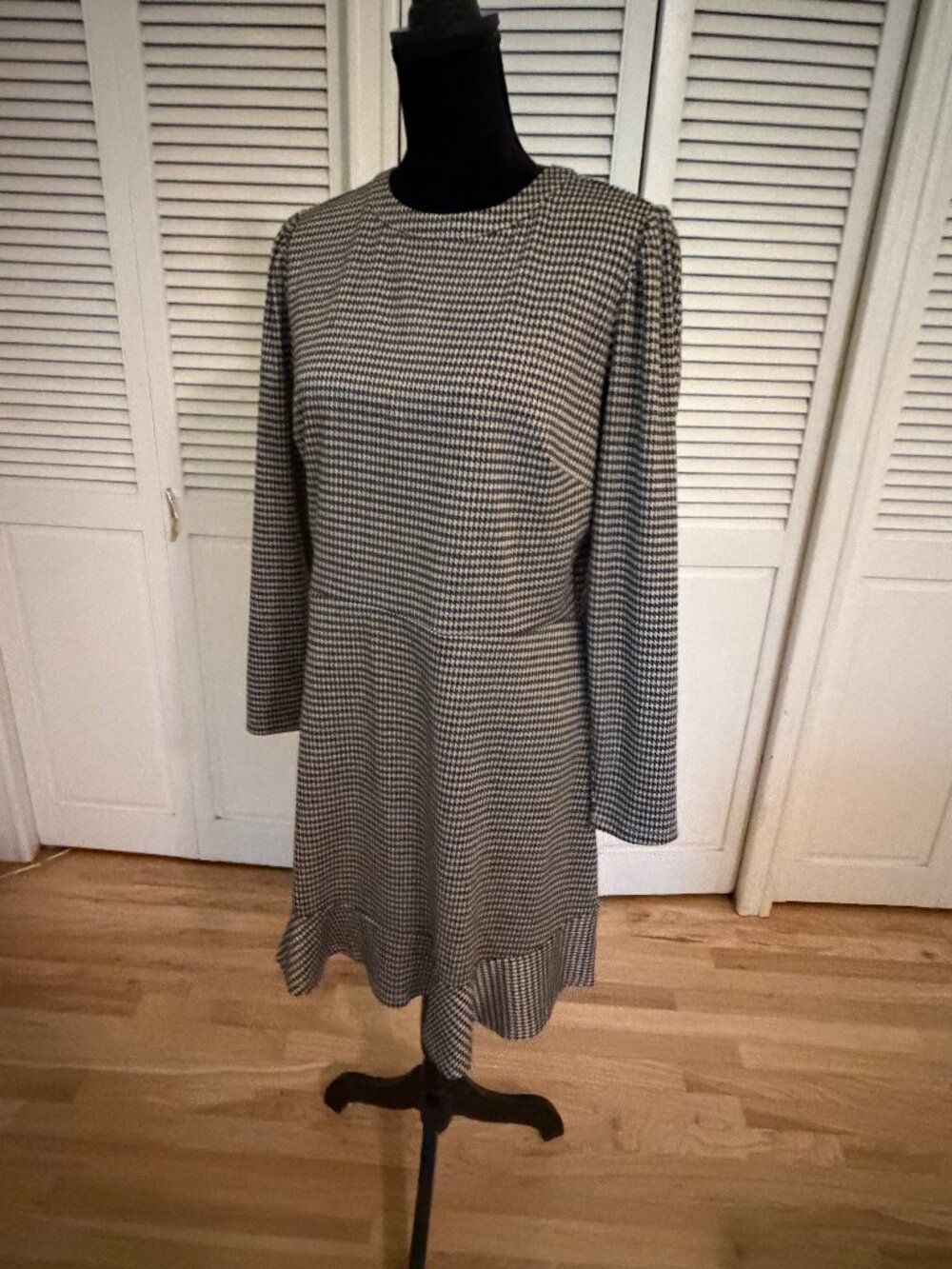 Black/tan houndstooth knee-length dress by LOFT